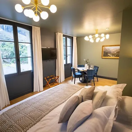 Du Cirque Et De La Cascade Szálloda