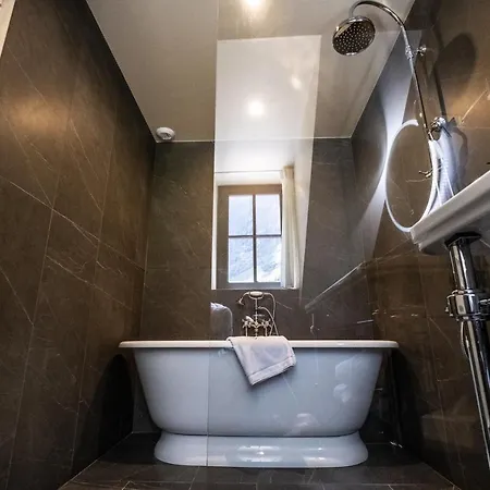 Du Cirque Et De La Cascade Hotel 4*