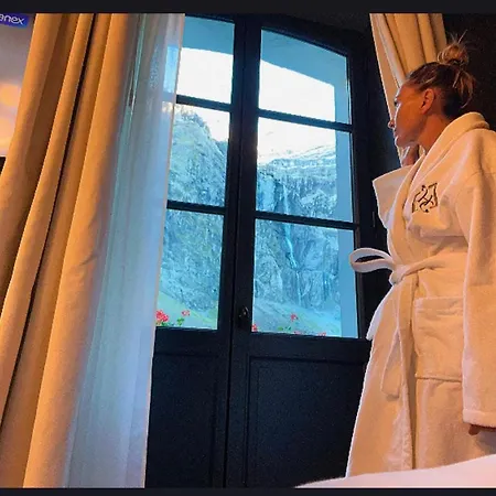 Du Cirque Et De La Cascade