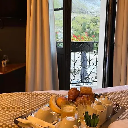 Du Cirque Et De La Cascade