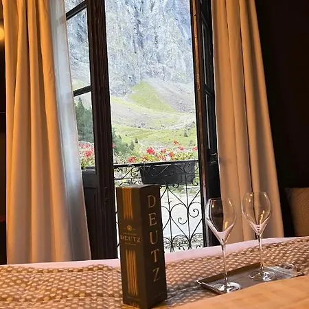 Du Cirque Et De La Cascade