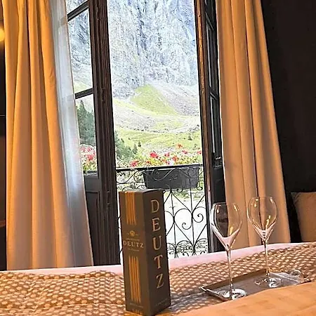 Du Cirque Et De La Cascade غافارني