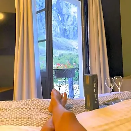 Du Cirque Et De La Cascade فندق