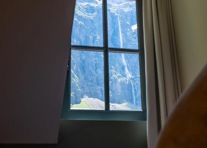 Du Cirque Et De La Cascade מלון