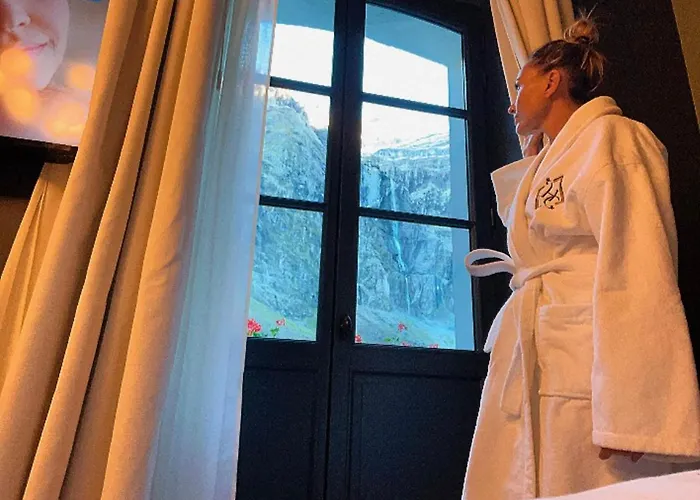 Du Cirque Et De La Cascade