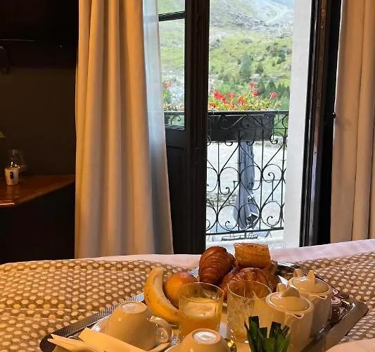 Du Cirque Et De La Cascade