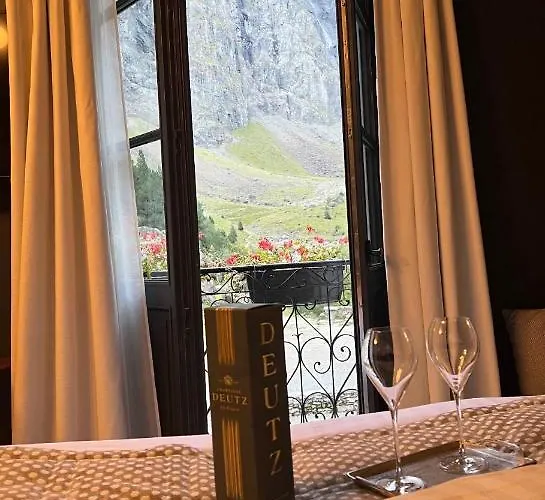 Du Cirque Et De La Cascade