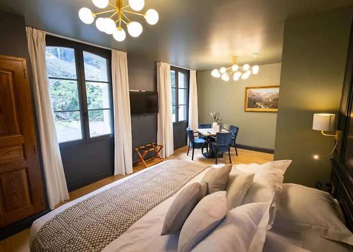 Du Cirque Et De La Cascade מלון