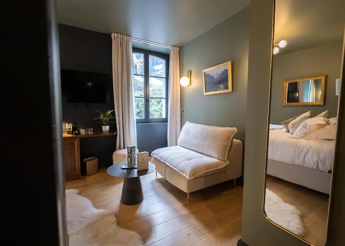 Du Cirque Et De La Cascade 4*