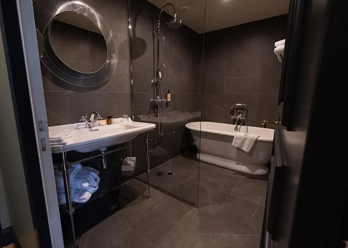 Du Cirque Et De La Cascade 4* גווארני